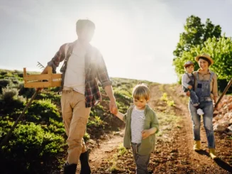 Familia haciendo agroturismo.