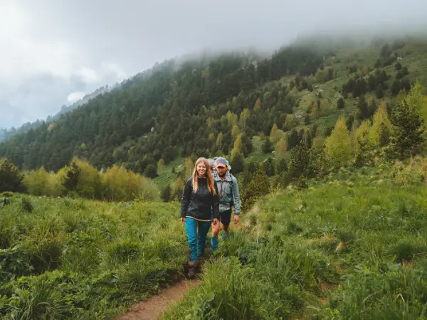 Casal praticando turismo sustentável ao explorar a natureza.