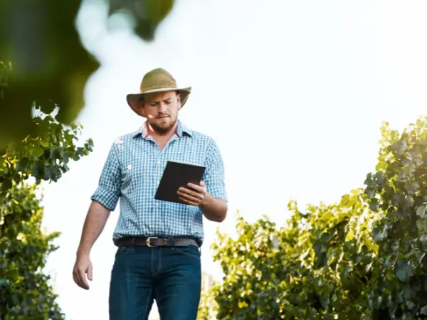 Agricultor utilizando tecnologias emergentes de agrotech em uma fazenda no Brasil.