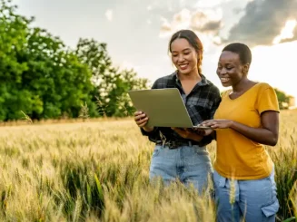 Duas mulheres utilizando inteligência artificial na agricultura.